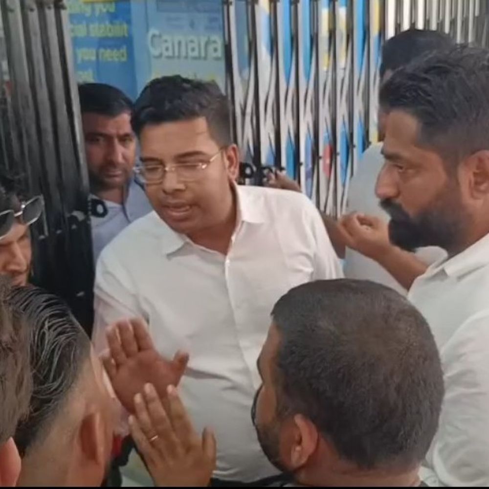 रतिया में बैंक में खाता खुलवाने को लेकर विवाद:महिला-युवक और मैनेजर में बहस, फ्रॉड कहकर अपमानित करने का आरोप
