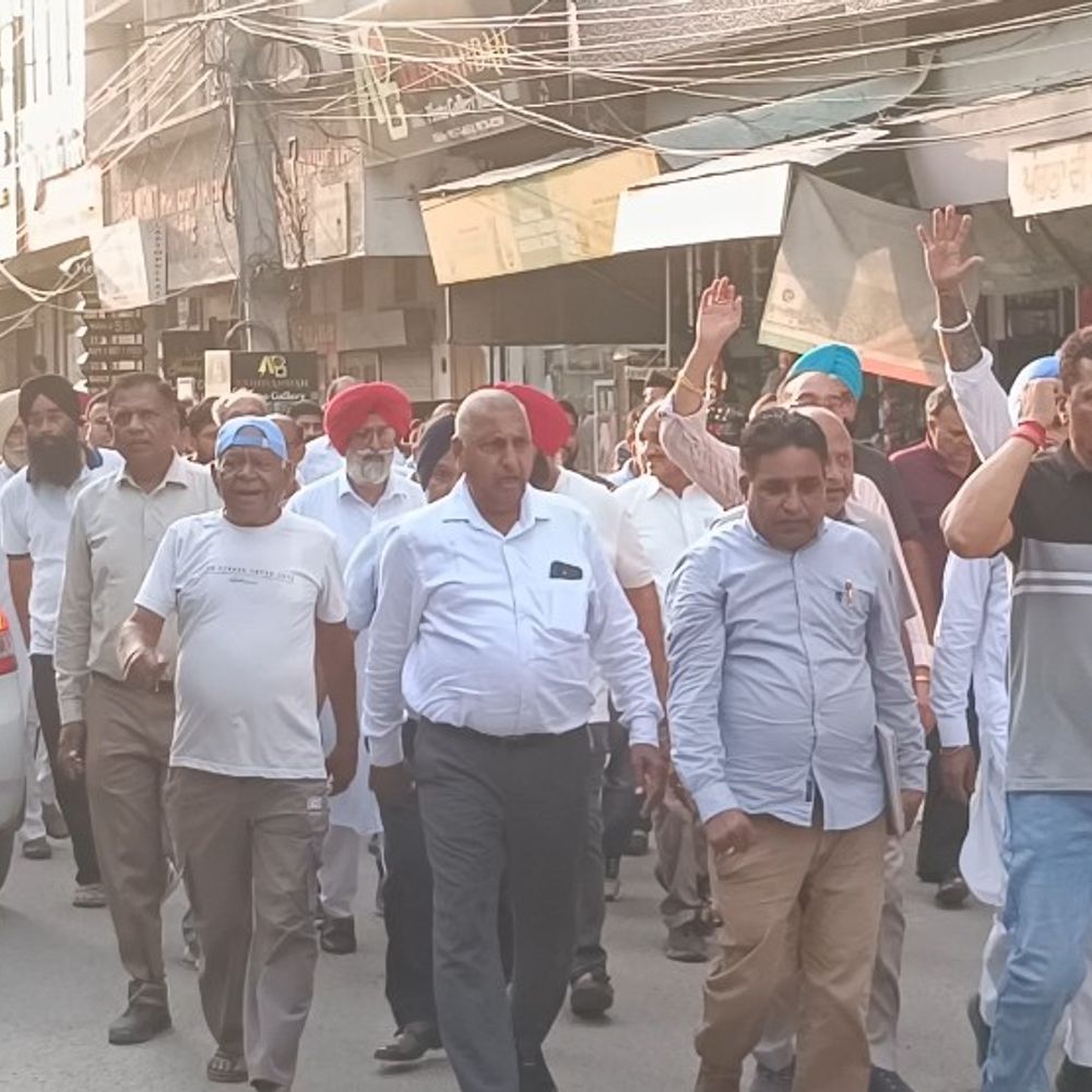 मानसा में आजाद पार्षद पर केस दर्ज करने पर हंगामा:शहरवासियों का थाने के बाहर दिया धरना; विधायक-पुलिस के खिलाफ जताया रोष
