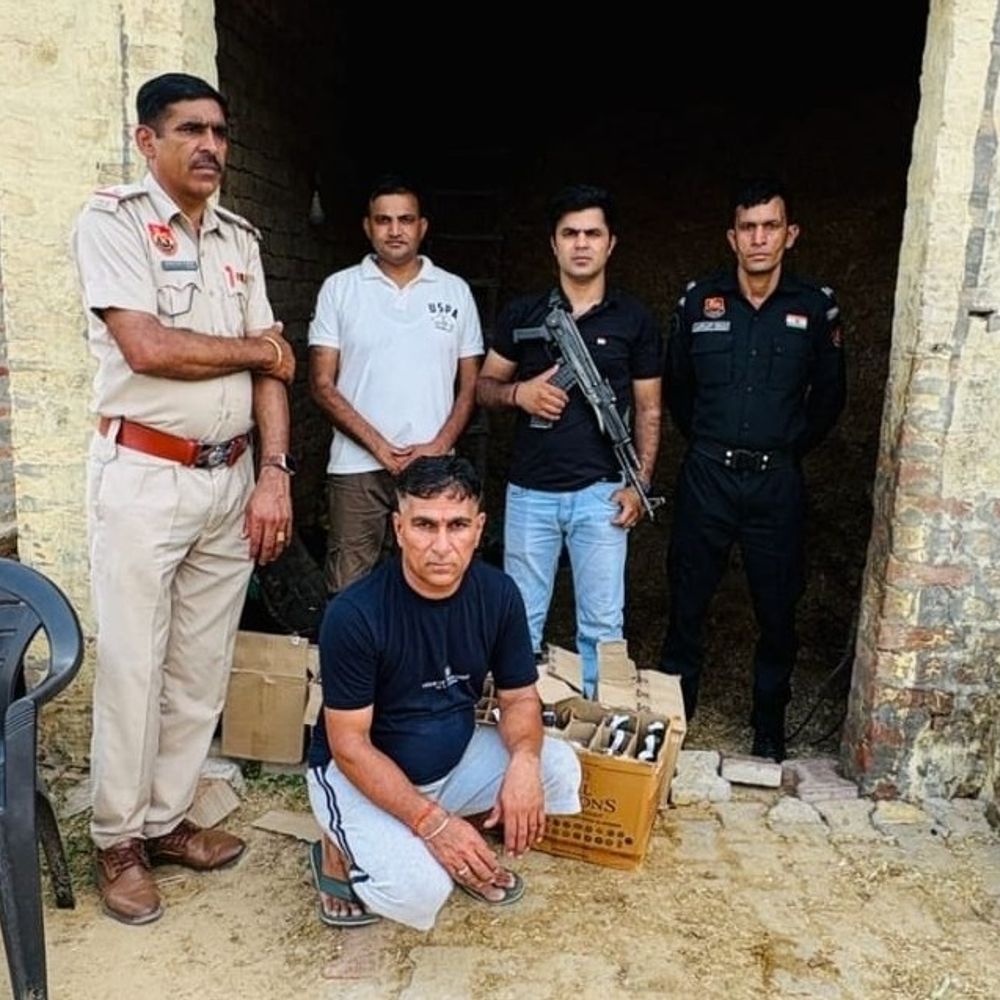 उकलाना के दो गांवों में स्वाट टीम की छापेमारी:अंग्रेजी और देसी शराब बरामद, घर में छिपाकर रखी, महिला समेत दो अरेस्ट