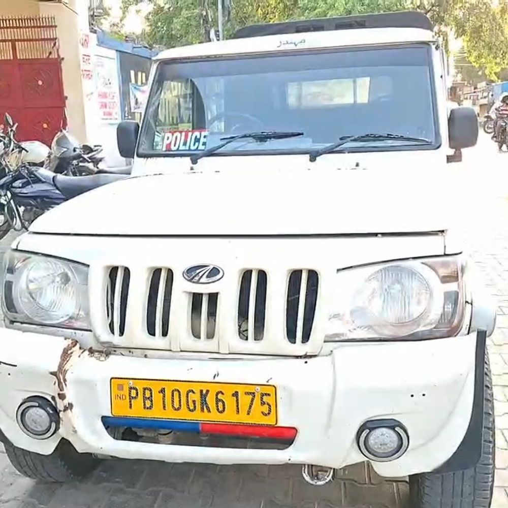 पूर्व पार्षद की इमारत पर जुए के अड्डे का भंडाफोड़:खन्ना में 13 जुआरी अरेस्ट; ₹74 हजार और ताश के पत्ते बरामद