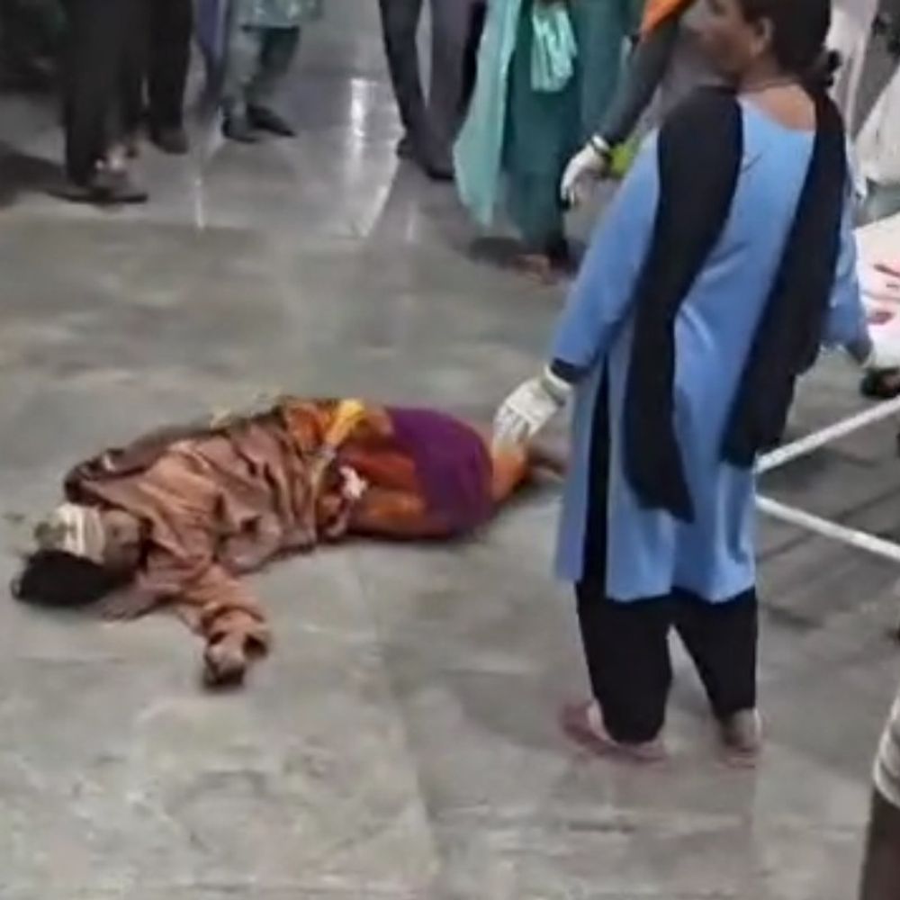 नूंह मेडिकल कॉलेज में दर्द से तड़पती रही महिला:वीडियो आया सामने, निदेशक बोले- दो अलग महिलाओं को प्राथमिक उपचार बाद PGI भेजा