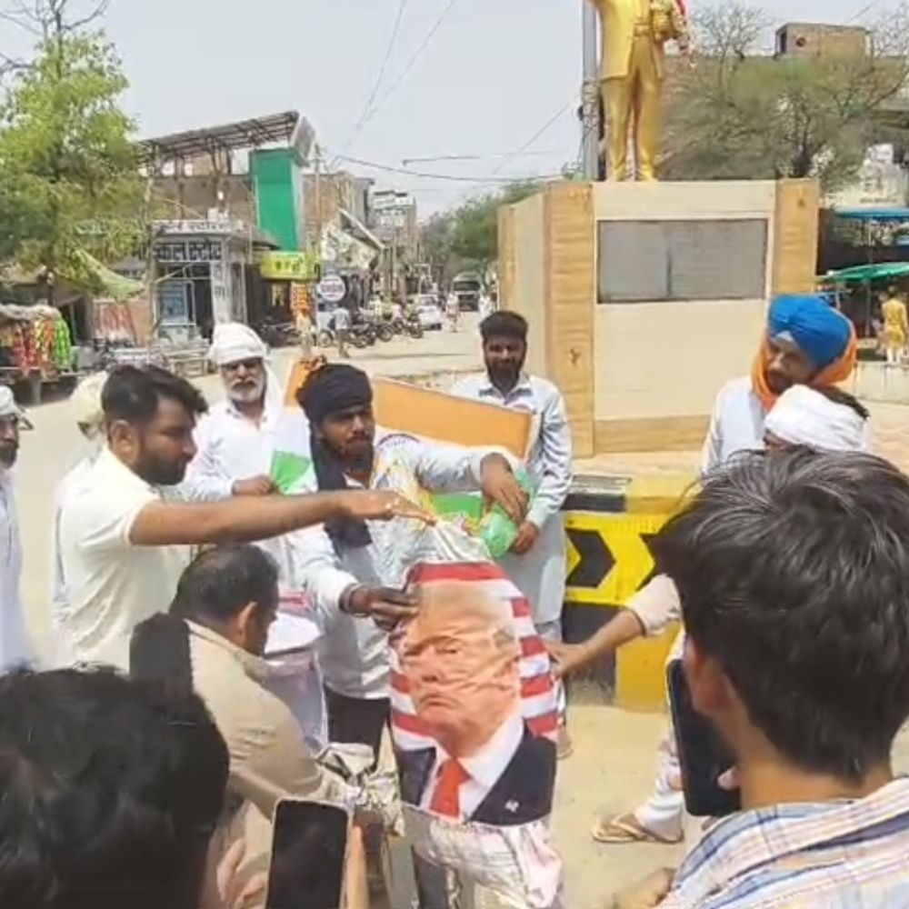 सिरसा में तिरंगे के अपमान पर ग्रामीणों का प्रदर्शन:अमेरिका का झंडा और राष्ट्रपति का पुतला फूंका, सरकार से कार्रवाई की मांग