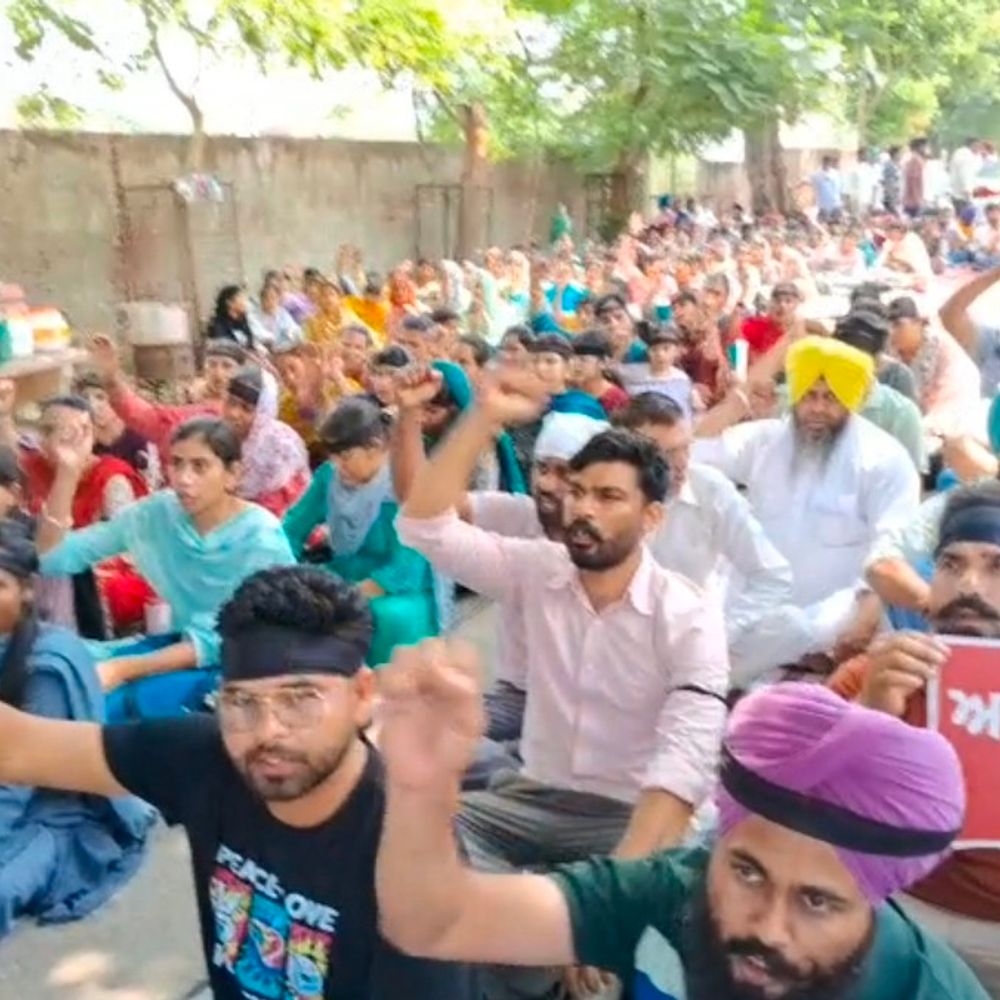 संगरूर में 5994 शिक्षक 11 दिन से धरने पर:धूरी में काली पट्टियां बांधकर पंजाब सरकार के खिलाफ प्रदर्शन, बोले- "I Am Teacher, Not A Criminal"