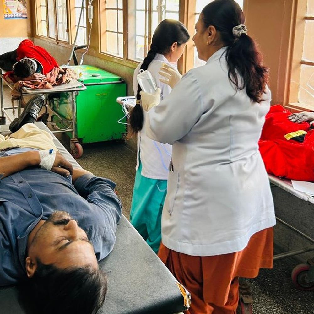 ठियोग में चंडीगढ़ की बैंड पार्टी की गाड़ी दुर्घटनाग्रस्त:एक की मौत; 15 घायल, क्रैश बैरियर ने टाला बड़ा हादसा, घोड़ी भी घायल