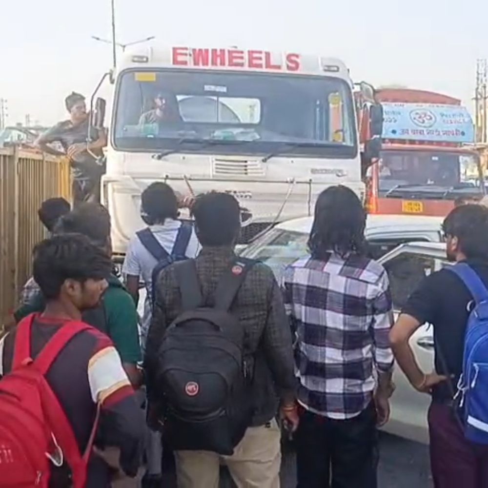 बल्लभगढ़ में ट्रक, बलेनो और स्विफ्ट कार में टक्कर:ओवरटेक करने के प्रयास में हुआ हादसा, हाईवे पर लगा लंबा जाम, पुलिस ने खुलवाया