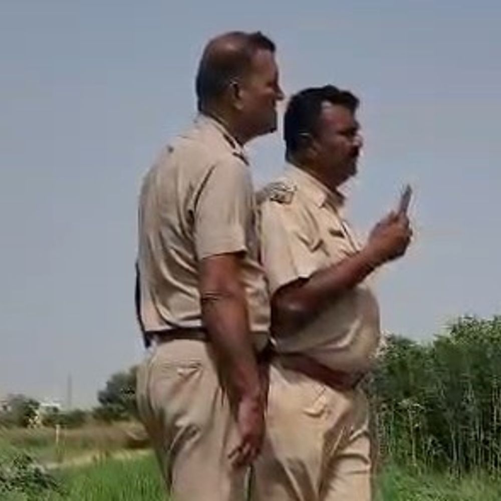 जमीनी विवाद सुलझाने गई करनाल पुलिस पर हमला:समझाने पर भड़के, गाली-गलौज कर धक्का-मुक्की की, वर्दी फाड़ी, उंगली मरोड़ी; 2 गिरफ्तार