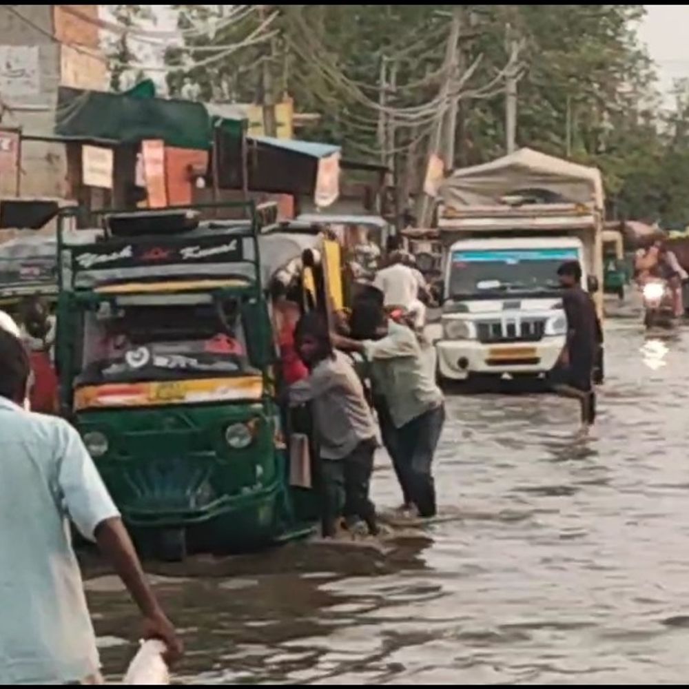 सांपला में एक घंटे की बारिश से जलभराव:कई इलाकों में दो-दो फुट तक भरा पानी; नगर पालिका की नालों की सफाई पर उठे सवाल