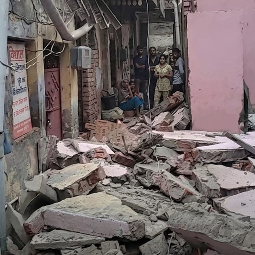 फरीदाबाद में बारिश से मकान की दीवार ढही:50 साल पुरानी इमारत, धमाके की आवाज सुन घरों से निकले लोग