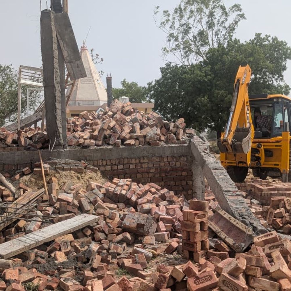 फर्रुखनगर में अवैध कॉलोनियों पर चला बुलडोजर:बाउंड्री वॉल और रोड नेटवर्क ध्वस्त किए; 16 एकड़ क्षेत्र में तोड़फोड़ की कार्रवाई