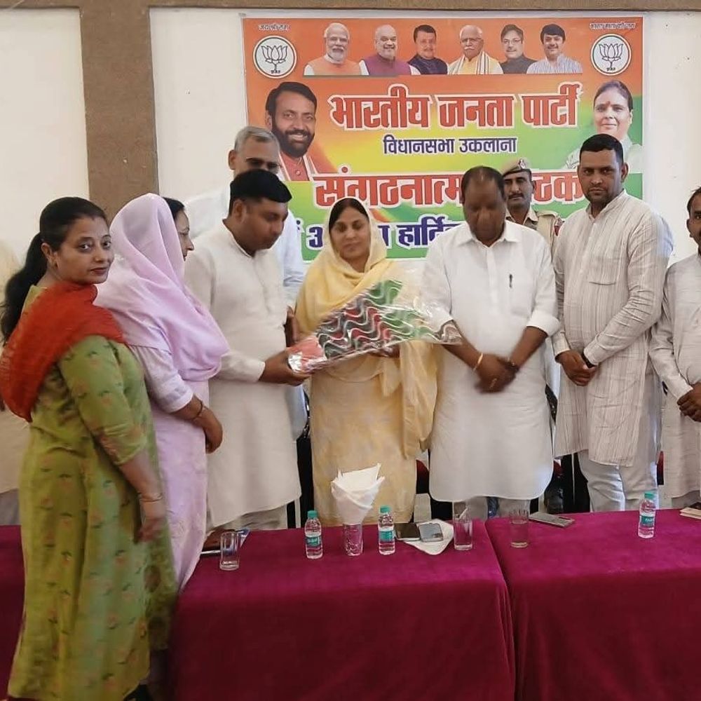 उकलाना भाजपा में पोस्टर को लेकर मचा घमासान:जिलाध्यक्ष की फोटो नहीं होने पर कार्यकर्ताओं में तकरार; मनोहर लाल की तस्वीर लगाने पर विवाद