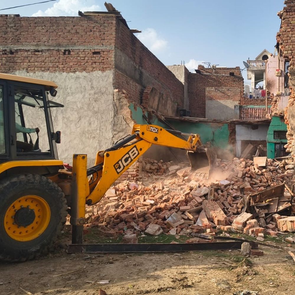 पटौदी में नशा तस्कर की अवैध प्रॉपर्टी पर चला बुलडोजर:120 वर्ग गज में बने एक मंजिला मकान गिराया, आरोपी के खिलाफ दर्ज हैं 13 मामले