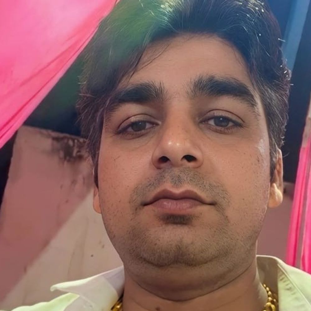 फरीदाबाद में होर्डिंग विवाद में दो पक्षों में फायरिंग:गोली लगने से युवक घायल; पूर्व सरपंच पर गोलीबारी का आरोप