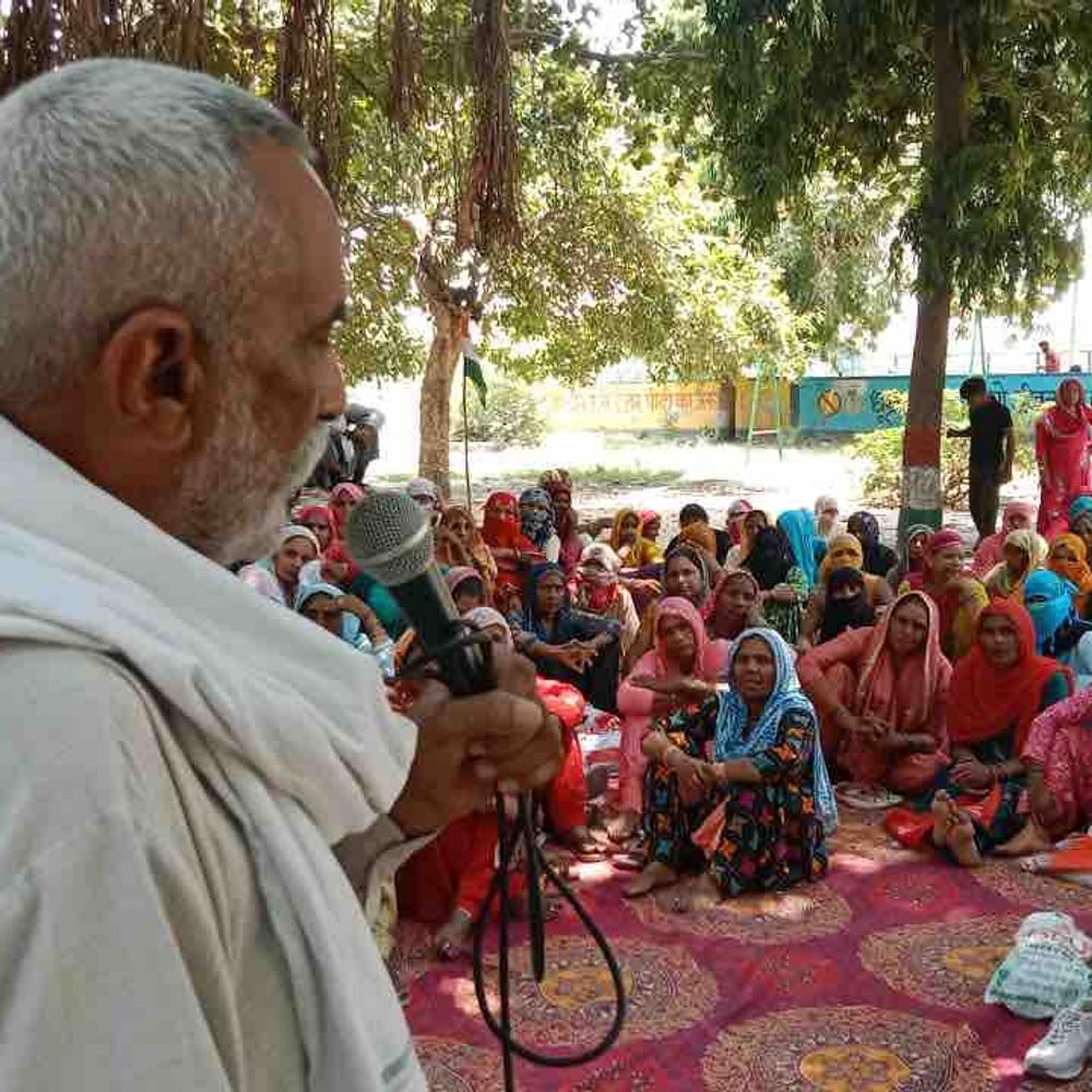 नरवाना में सीएम- श्रम मंत्री का पुतला फूंका:निर्माण मजदूरों की पंचायत, पोर्टल खुलने के बाद भी समस्याओं से नाराज, घेराव की चेतावनी