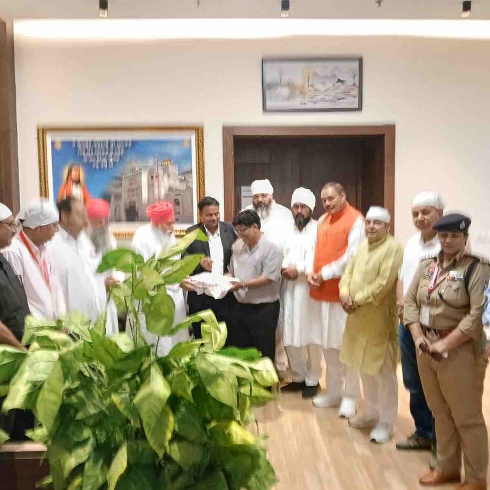 संत निरंजन दास पद्मश्री सम्मान लेकर जालंधर पहुंचे:आदमपुर एयरपोर्ट पर पूर्व केंद्रीय मंत्री भाजपा नेता विजय सांपला ने किया स्वागत