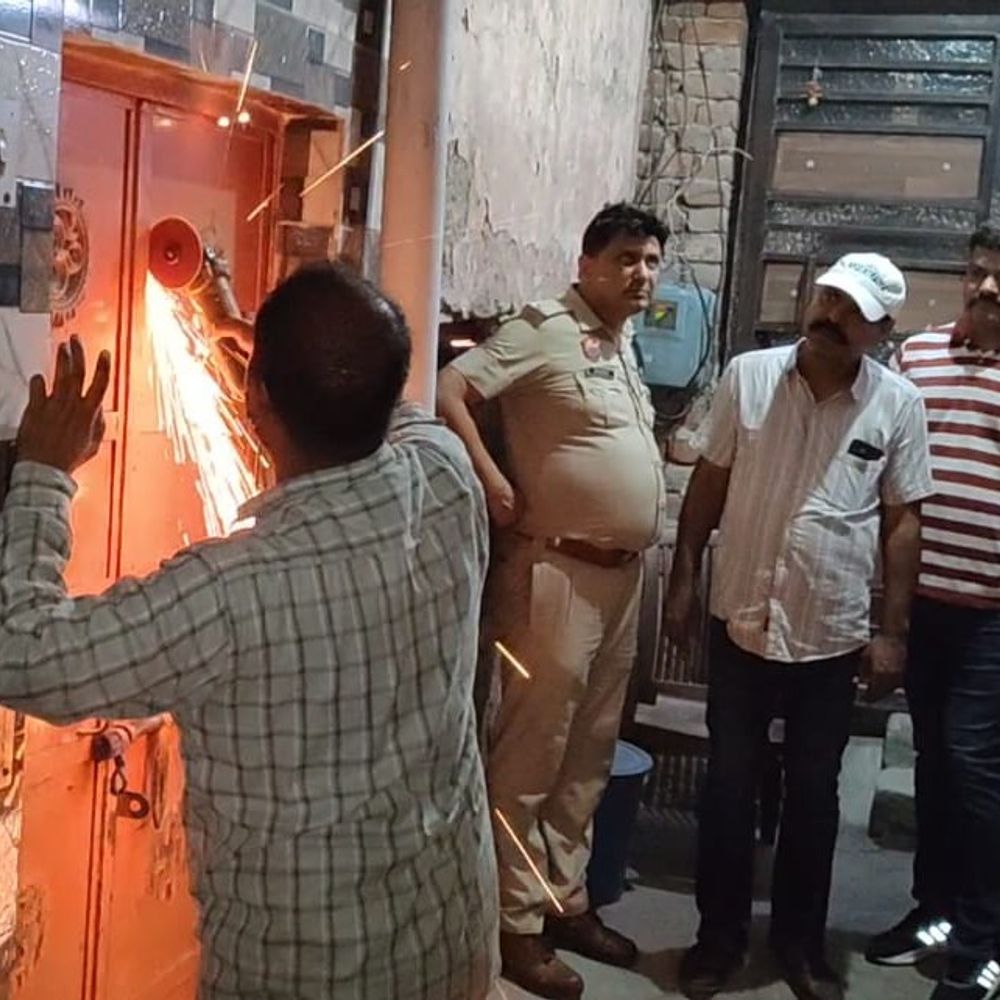 फरीदाबाद में पुलिस ने ग्राइंडर से तोड़ा घर का दरवाजा:अवैध शराब की सूचना पर छापेमारी; देसी कट्टा मिला, परिवार समेत आरोपी फरार