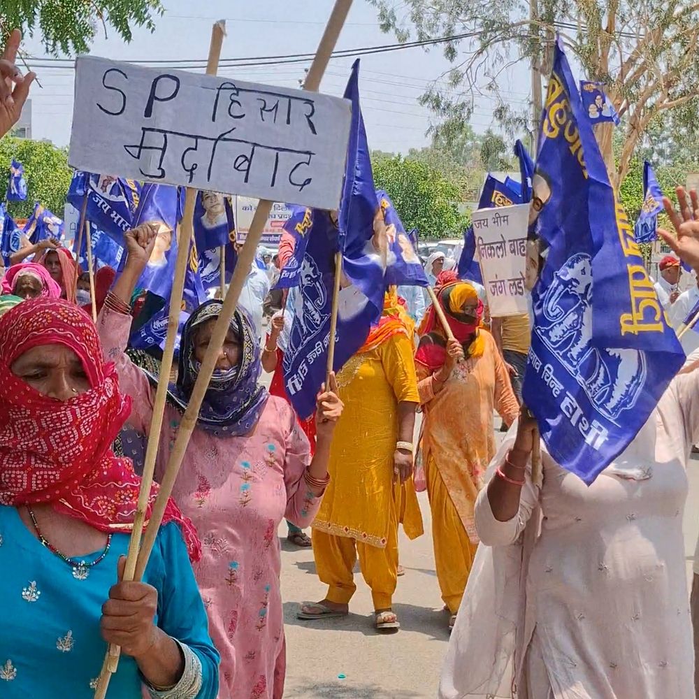 अनिल रेड्डी मामले में हत्या की धारा जोड़ने की मांग:हिसार में बसपा और ग्रामीणों ने किया प्रदर्शन; आंदोलन तेज करने की चेतावनी