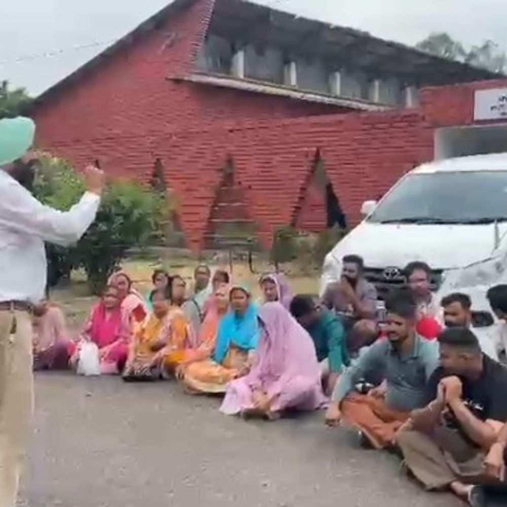 पठानकोट में बैराज संघर्ष समिति का हल्ला बोल:RSD चीफ इंजीनियर की गाड़ी का किया घेराव; मांगों को लेकर किया प्रदर्शन
