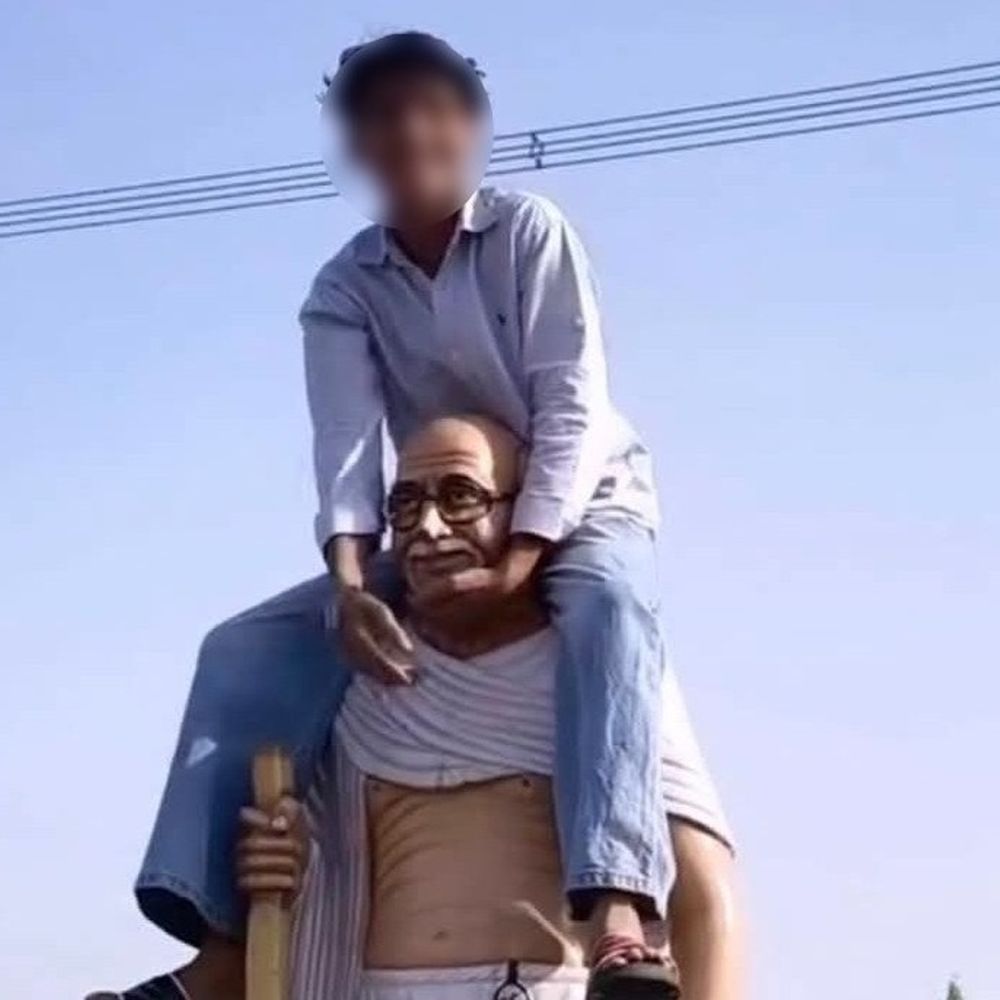 नूंह में महात्मा गांधी प्रतिमा से अभद्रता: 2 पर FIR:दो नाबालिग आरोपियों को पुलिस ने अभिरक्षा में लिया, तीसरे की तलाश जारी
