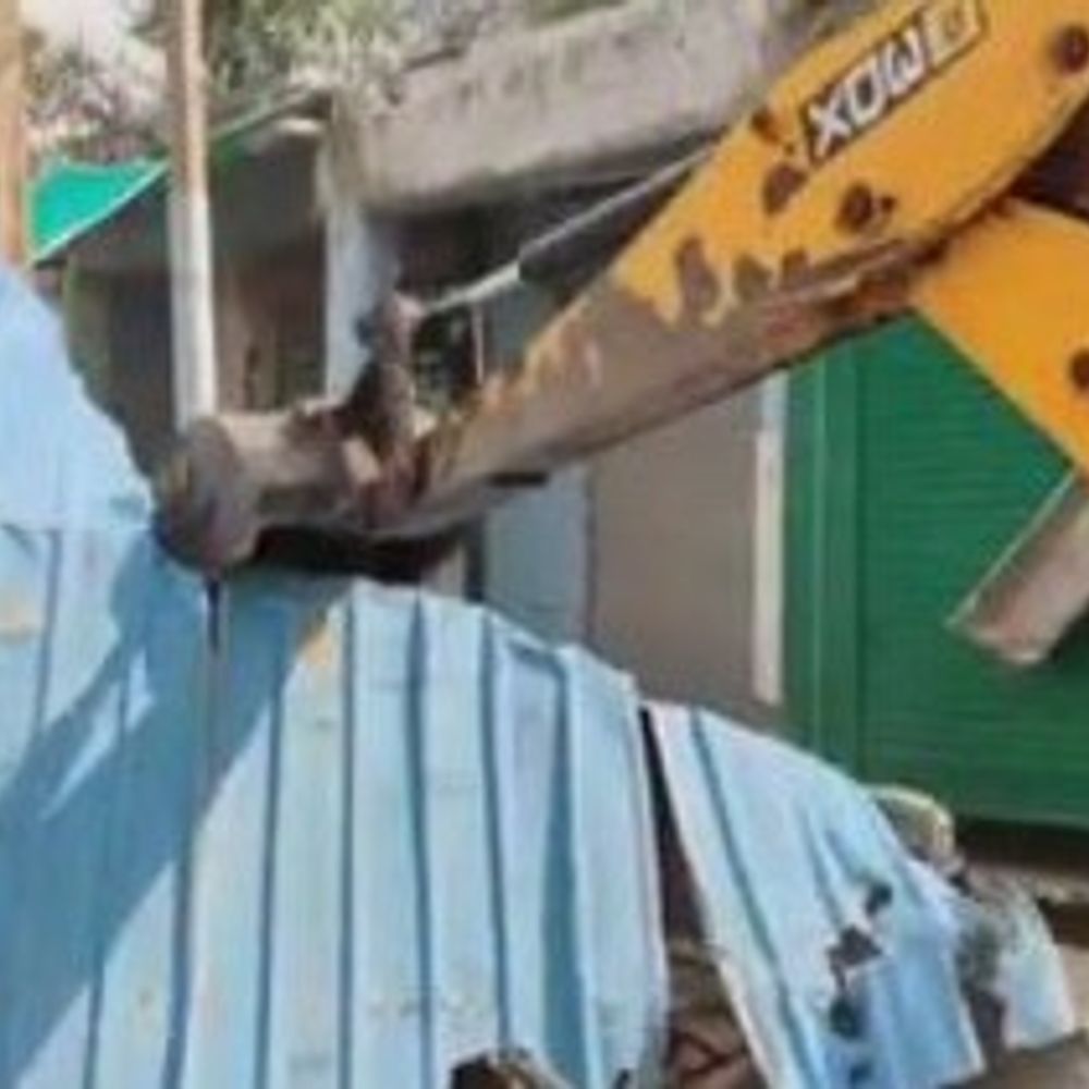 रेवाड़ी में अवैध अतिक्रमण पर चला बुलडोजर:खोखे और नालों पर बने स्लैब हटाए, लोगों ने कई जगह किया विरोध