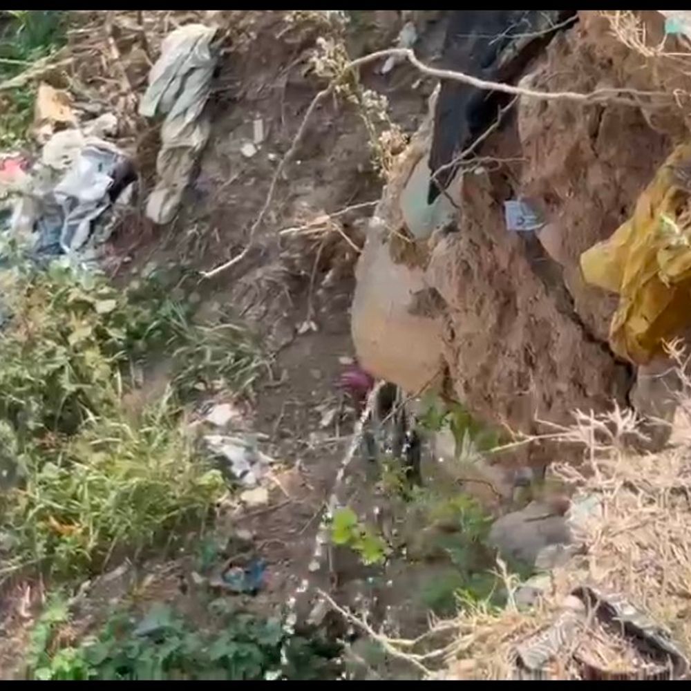 पठानकोट के चक्की दरिया में भूमि कटाव बढ़ा:अवैध पाइपों से पानी निकासी बनी खतरे की वजह; लोगों ने जताई नाराजगी
