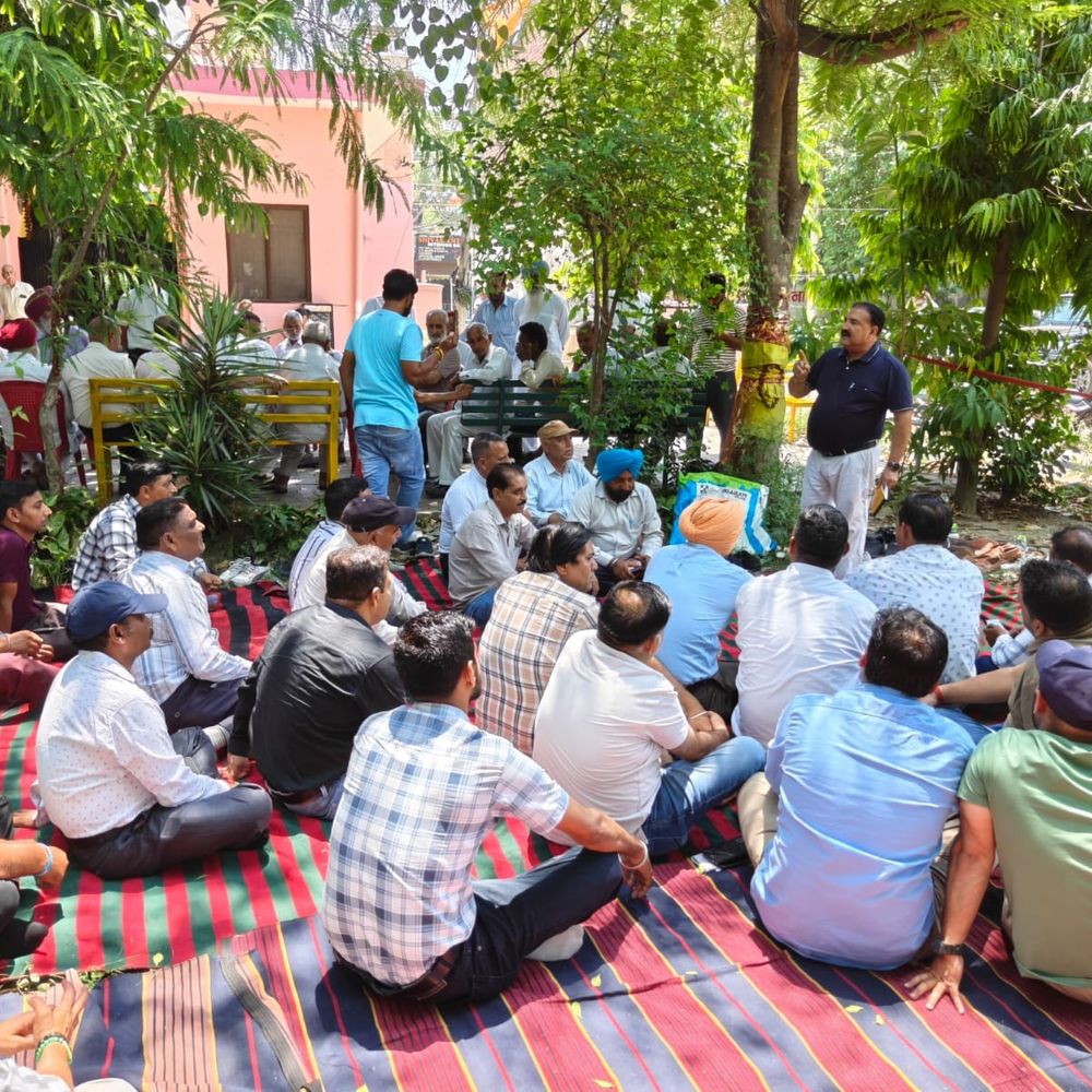 पटियाला लाठीचार्ज पर पावरकॉम कर्मचारियों का गुस्सा:पठानकोट में प्रदर्शन, बोले- खाली पद भरो; बेरोजगार लाइनमैनों पर कार्रवाई बंद करो