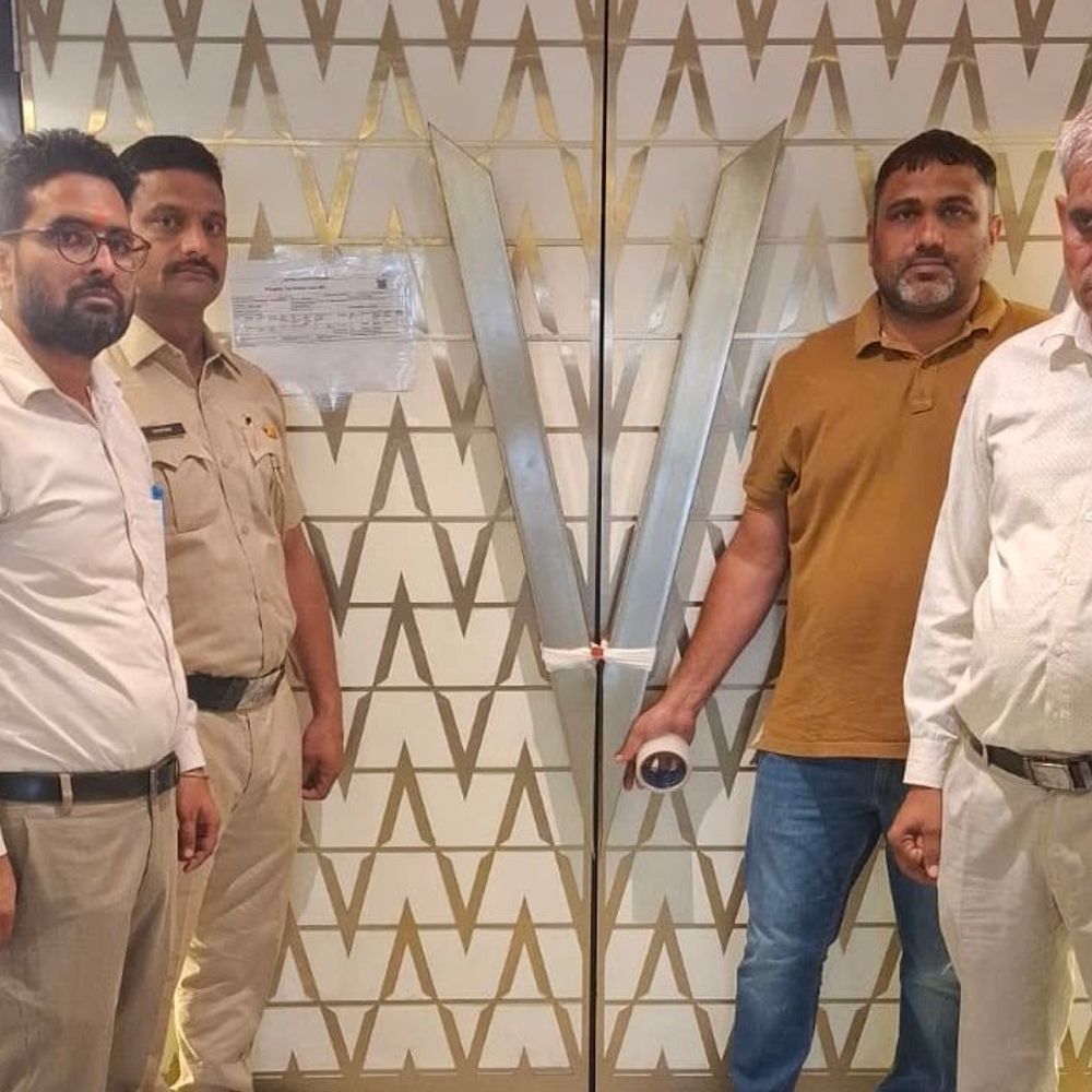 मानेसर नगर निगम की टैक्स डिफाल्टरों पर कार्रवाई:पीवीआर सिनेमा और दुकान सील; अधिकारी बोले-ब्याज माफी योजना का लाभ उठाएं