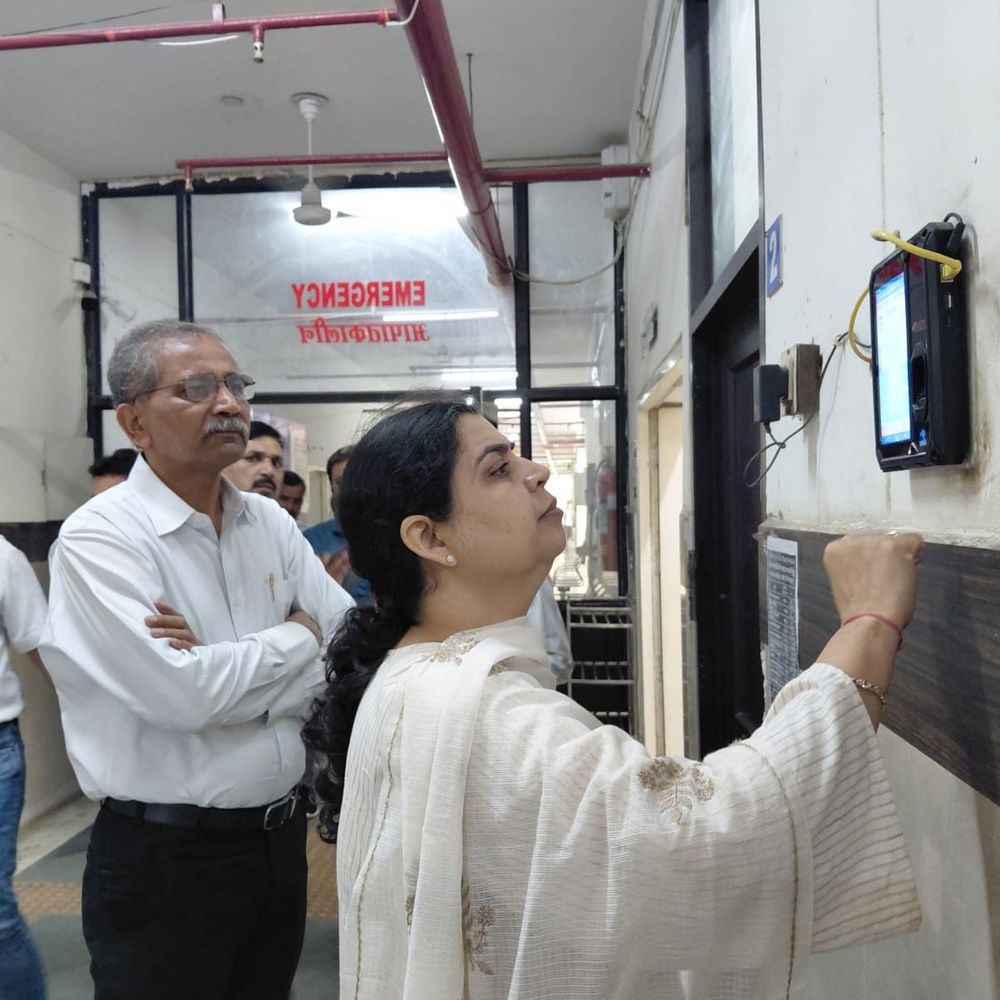 उचाना नागरिक अस्पताल में ऑक्सीजन कंसंट्रेटर मशीन खराब:गंदगी देखकर सीएमओ हुई नाराज, ओपीडी स्लिप पर डॉक्टर के हस्ताक्षर नहीं