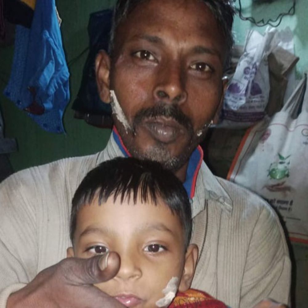 फरीदाबाद में फुटपाथ पर लहूलुहान मिला व्यक्ति का शव:तीन बेटियों के पिता, दो दिव्यांग; परिजनों ने जताई हत्या की आशंका