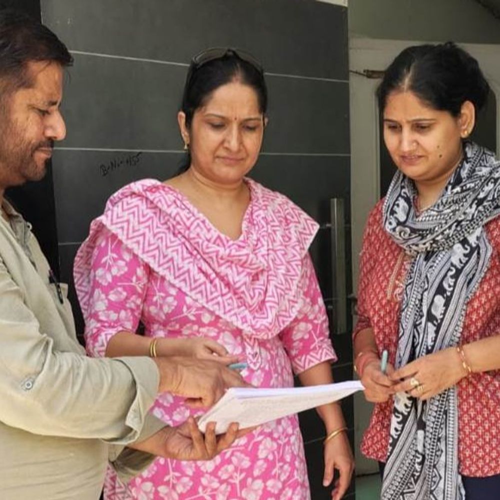 SIR में लापरवाही पर बीएलओ को नोटिस की चेतावनी:सिरसा में सर्वे रिपोर्ट और कार्यों का निरीक्षण शुरू; हर घर की सटीक जानकारी मांगी
