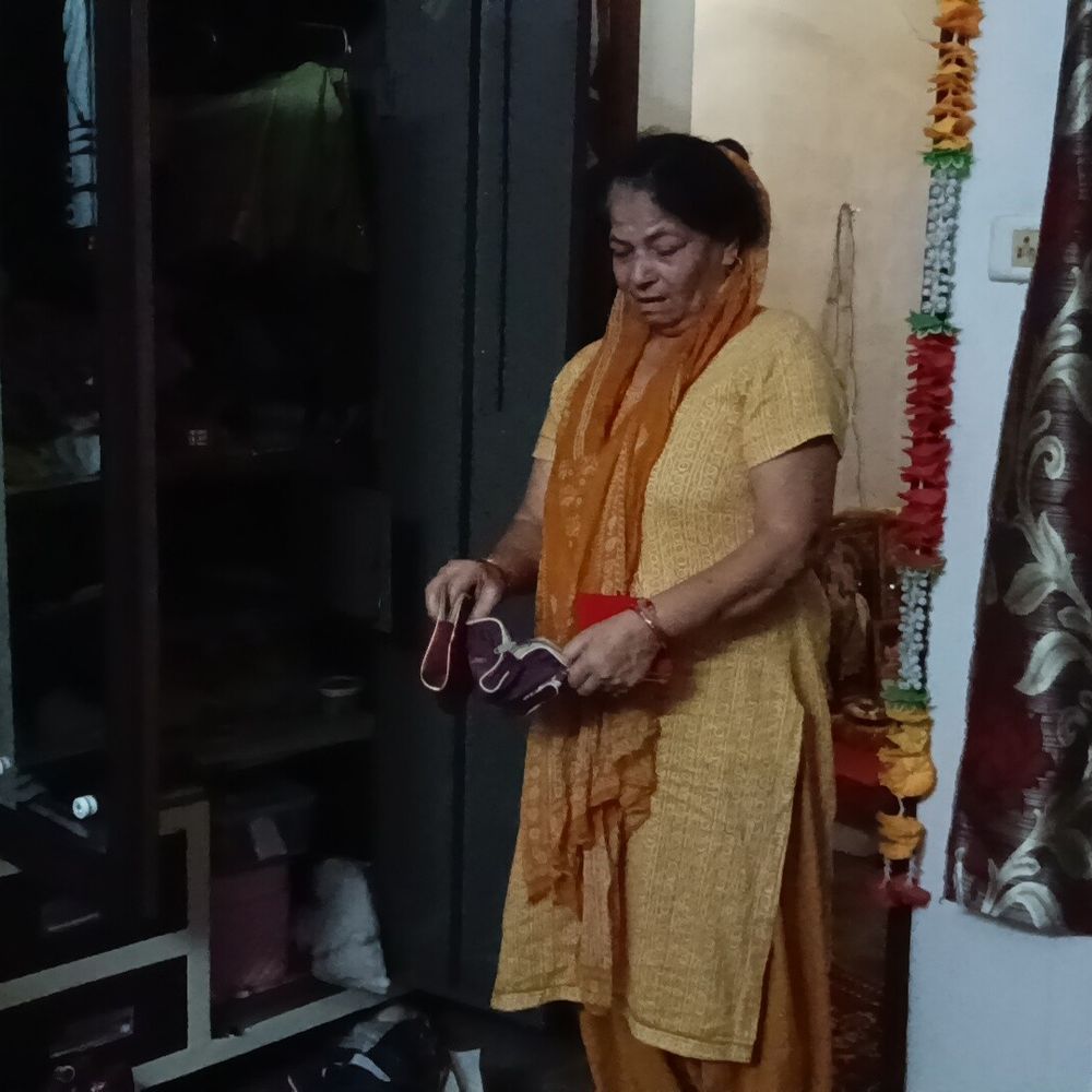 पठानकोट में 13 तोले सोना-लाखों की नकदी चोरी:आधी रात को हुई वारदात; खिड़की की ग्रिल उखाड़कर घर में घुसे चोर