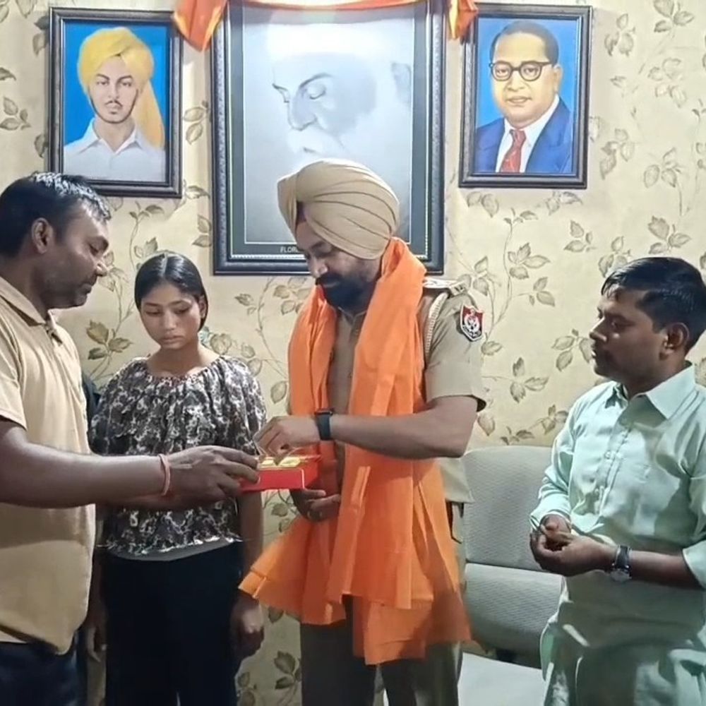 अमृतसर से लापता दो बहनें लुधियाना में मिलीं:18 घंटे में पुलिस ने ढूंढा, परिवार ने पुलिस का किया सम्मान