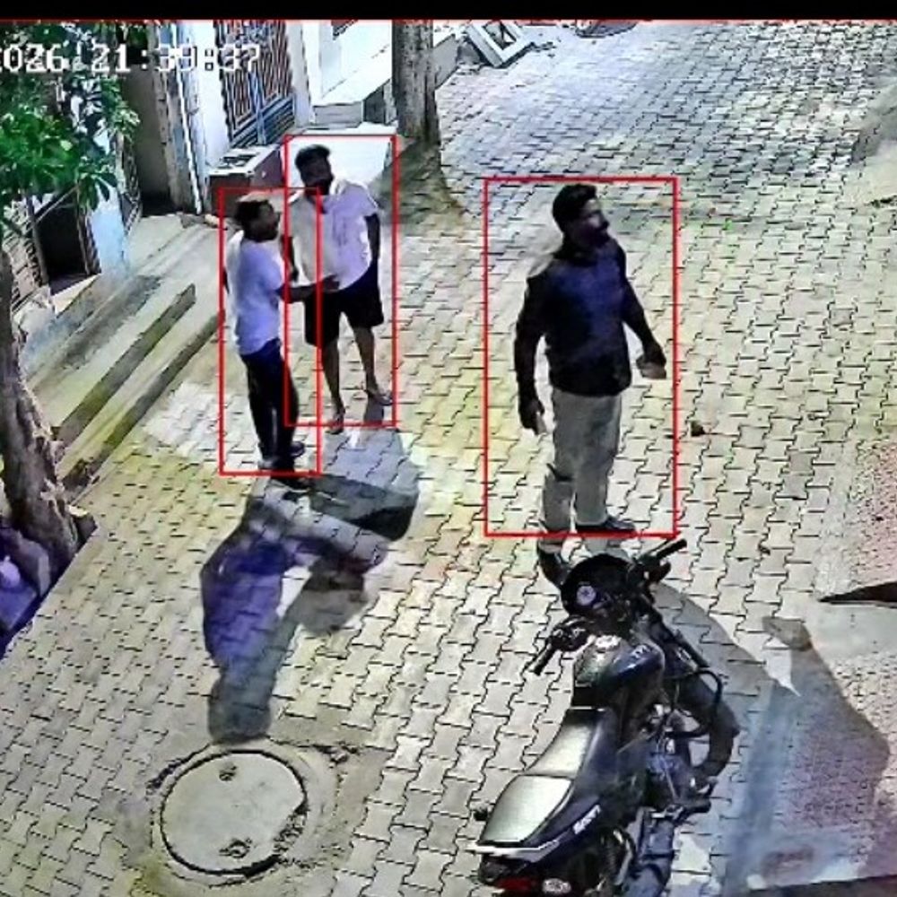 लुधियाना में फाइनेंसर के गुर्गों ने किया घर पर पथराव:बोलेरो गाड़ी को लेकर चल रहा था विवाद; बाद में घर आकर किया हंगामा