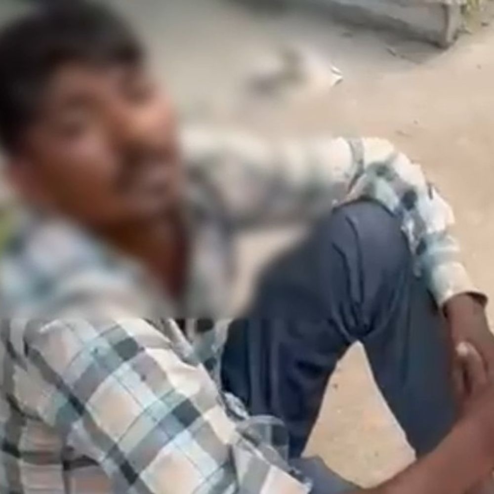पठानकोट में लोगों ने धर दबोचा चोर:3 साथी भागे; मोहल्ले में घूम रहे थे चारों, खुद को बचाने के लिए ईंट-पत्थर फेंके
