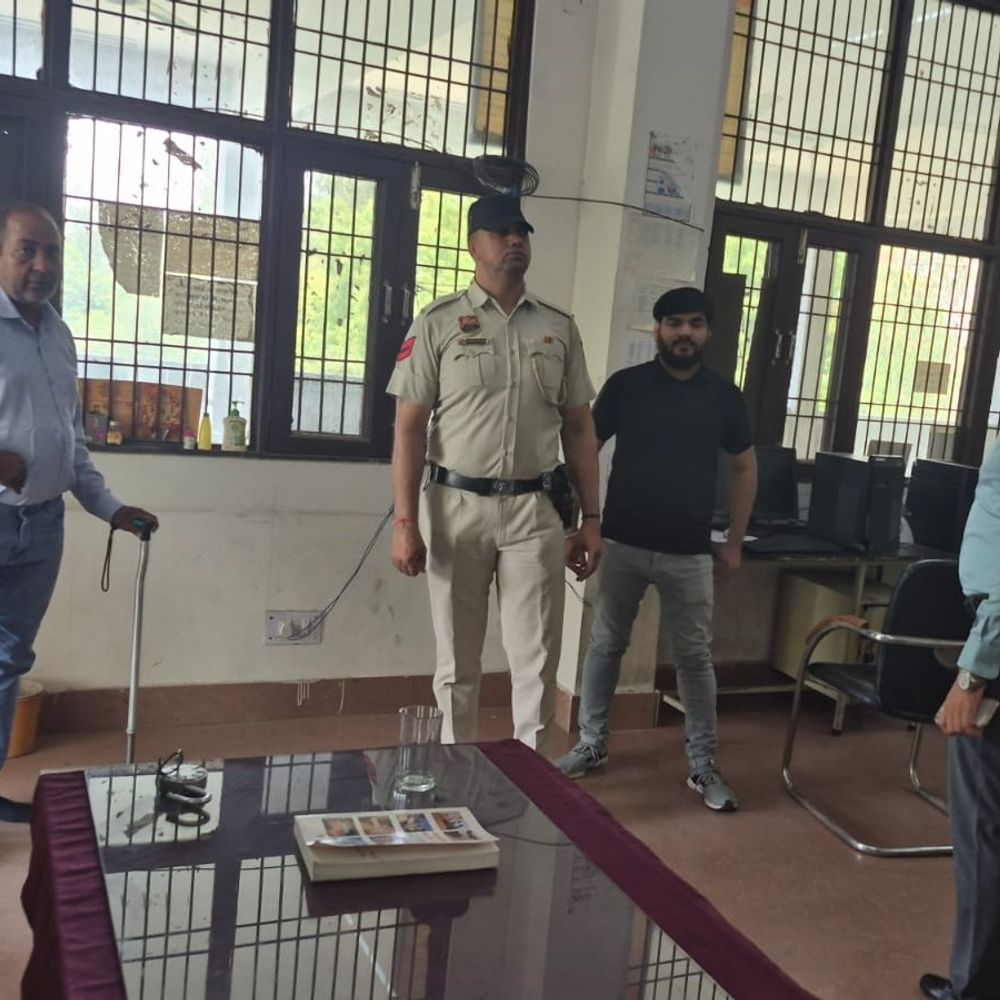 तोशाम एसडीएम ने कार्यालयों का जायजा लिया:साफ- सफाई रखने की दी हिदायत, बोले- कार्य में कोताही बर्दाश्त नहीं की जाएगी