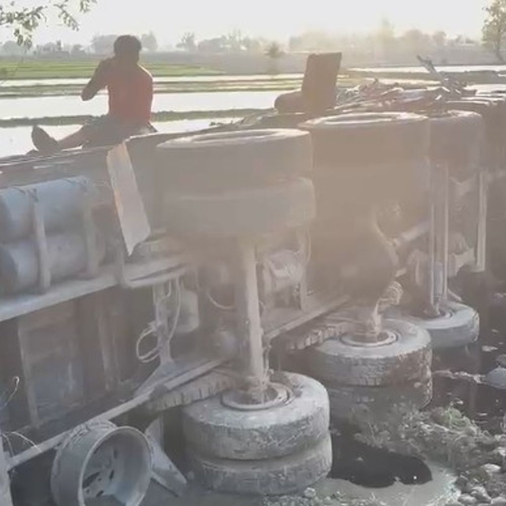 पठानकोट में बस-ट्रक की टक्कर, 30 यात्री घायल:जम्मू-दीनानगर हाईवे पर हुआ हादसा, एंबुलेंस और लोगों ने निजी गाडि़यों से घायलों को पहुंचाया अस्पताल