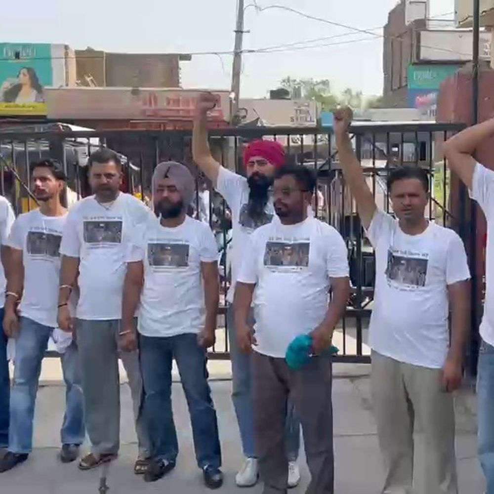 फाजिल्का में रोडवेज कर्मचारियों का अनोखा प्रदर्शन:टी-शर्ट पर मांगें छपवा सरकार के खिलाफ प्रचार, बस स्टैंड का गेट बंद कर किया विरोध