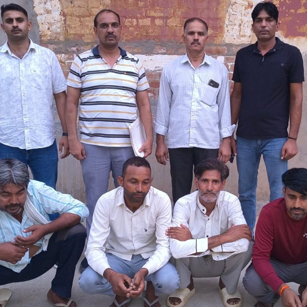 महेंद्रगढ़ में जुआ खेलते चार गिरफ्तार:कैश और ताश के पत्ते बरामद; पुलिस को देख भागने की कोशिश की