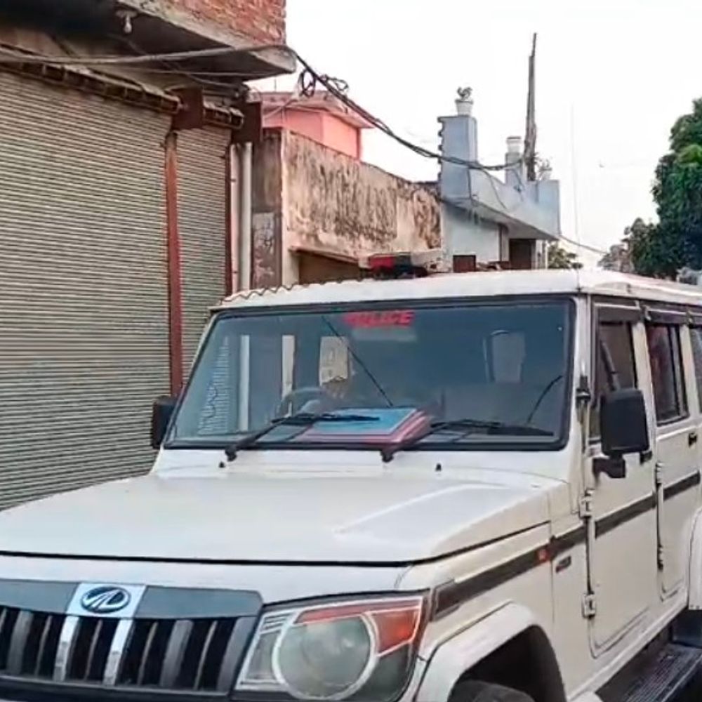 पठानकोट के सुजानपुर में पुलिस का फ्लैग मार्च:पुलिस अधिकारियों की गुंडातत्वों को चेतावनी, शरारत की तो खानी होगी जेल की हवा