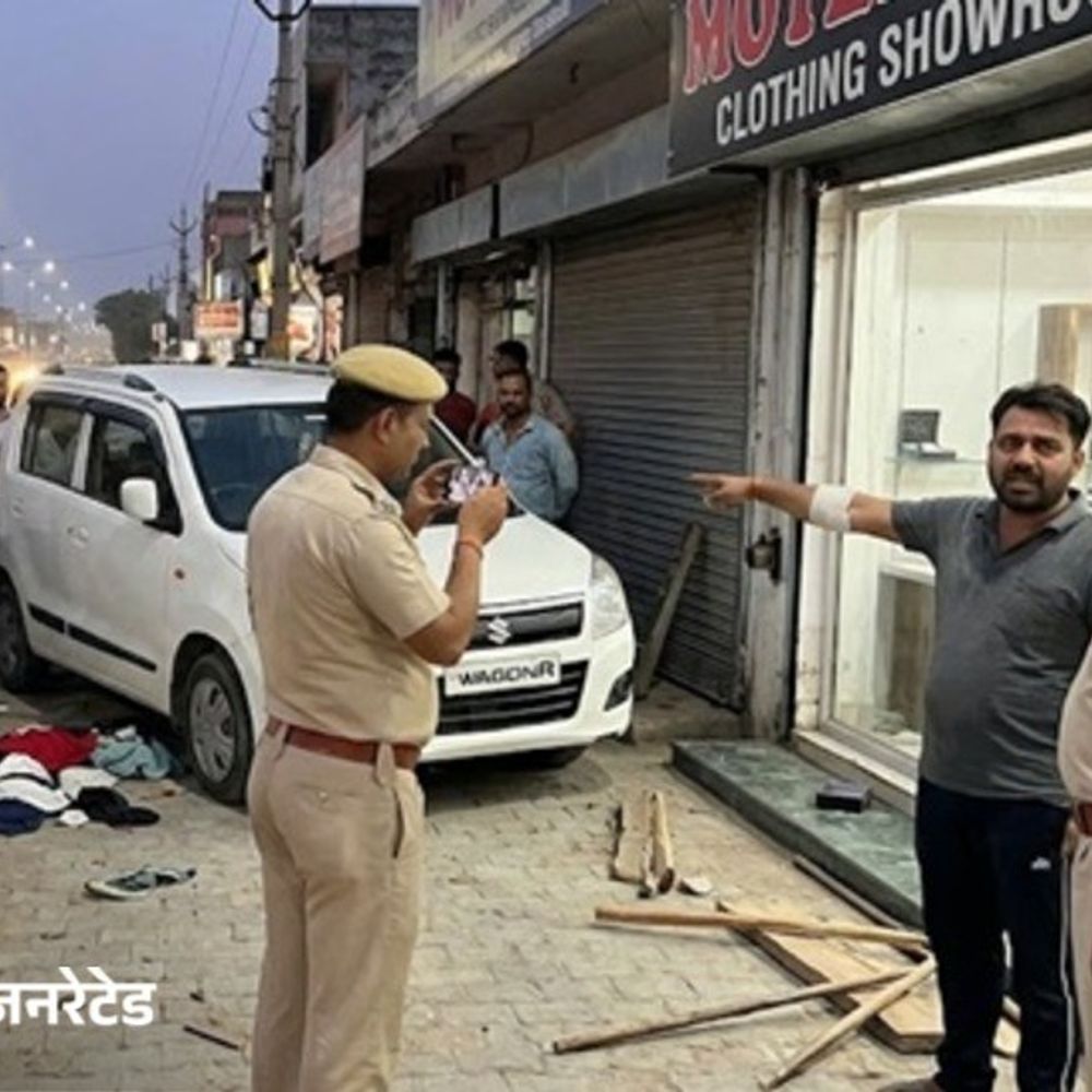 जींद में कपड़े बदलने पर विवाद, शोरूम पर बोला धावा:मालिक को बेरहमी से पीटा; बचाने आए पुलिस कर्मियों से हाथापाई, मोबाइल-घड़ी ले गए