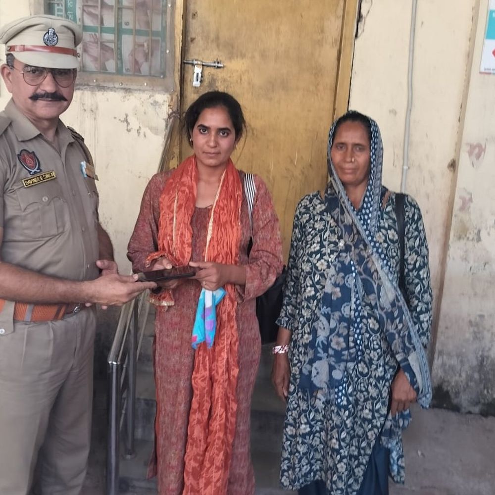 पठानकोट में सिविल अस्पताल में गायब मोबाइल लौटाया:इलाज कराने आई महिला के साथ घटना, चौकी इंचार्ज ने कुछ देर में तलाश कर सौंपा