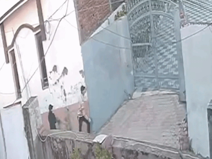 बटाला में पूर्व सरपंच पर ताबड़तोड़ फायरिंग, VIDEO:4 शूट किए, एक गोली दीवार पार कर पड़ोसी की गाड़ी में लगी; जवाबी फायरिंग से बचे