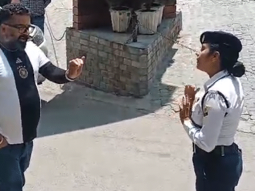 सील्ड रोड पर टूरिस्ट और महिला कांस्टेबल में बहस:शिमला से वीडियो वायरल, वाहन रोकने और लाइसेंस मांगने पर बढ़ा विवाद