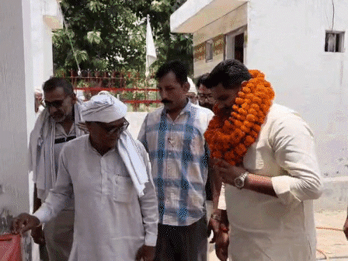 कांग्रेस MLA ने किया दादा खागड़ का अपमान, VIDEO:अपनी स्वागत माला उतारकर पहनाई; खाप नेत्री ने गंगाजल से शुद्धिकरण किया