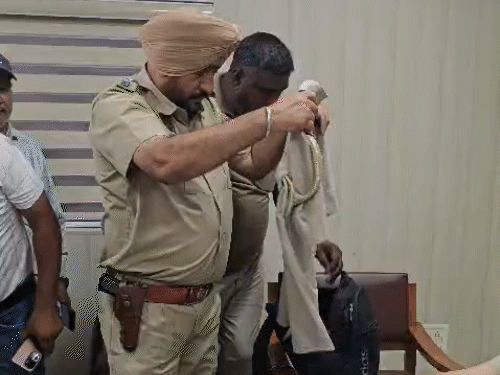 पंजाब पुलिस बनकर ठगने वाला गैंग पकड़ा:नकली वर्दी, हथकड़ी, बेल्ट मिले; रुपए डबल करने का झांसा देकर ठगी करते, राजस्थान की महिला ने पोल खोली
