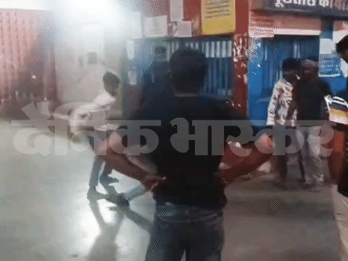 17 सेकंड में सात बार मारे डंडे, वीडियो हुआ वायरल:मोबाइल चोरी के शक में युवक की पिटाई; सोनीपत में बस स्टैंड़ पर जमीन पर गिराकर पीटा
