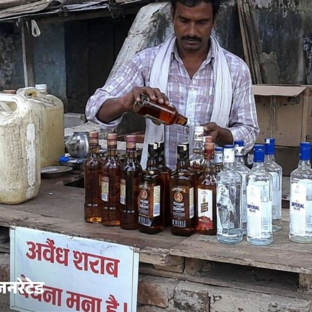 भिवानी में अवैध शराब बेचता एक आरोपी गिरफ्तार:10 पेटी देसी शराब बरामद; पहले से झगड़े के दो केस दर्ज