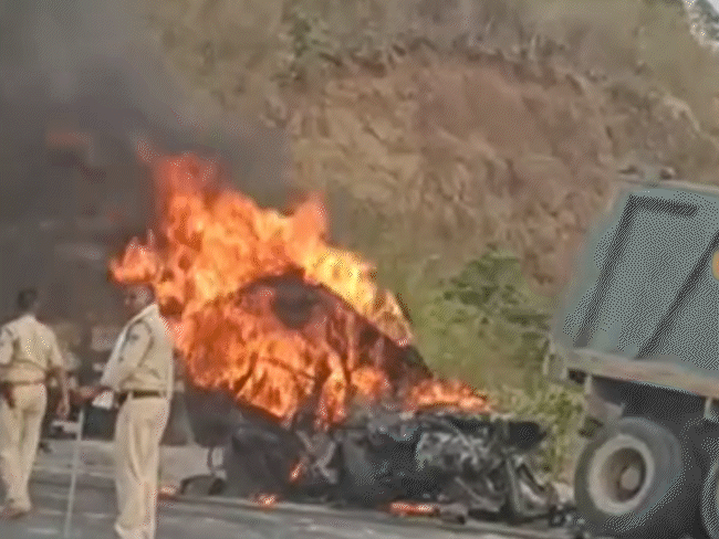 2 युवक जिंदा जलकर कंकाल बने, VIDEO:डंपर ने स्कॉर्पियो को 500 मीटर घसीटा; आग का गोला बनी गाड़ी, रायपुर से हरियाणा लौट रहे थे