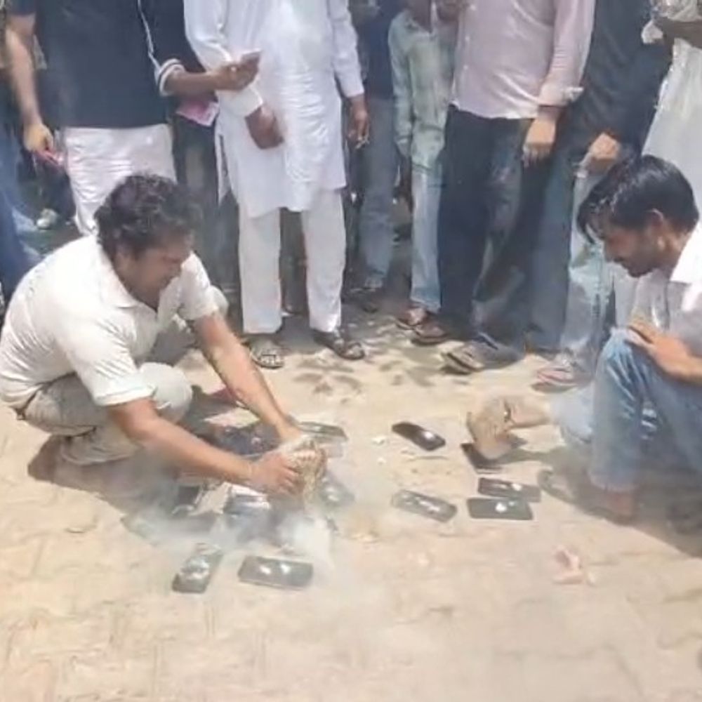 नूंह के सुखपुरी में नशा-साइबर ठगी से तौबा:युवाओं ने 55 मोबाइल तोड़े, अपराध न करने की शपथ ली