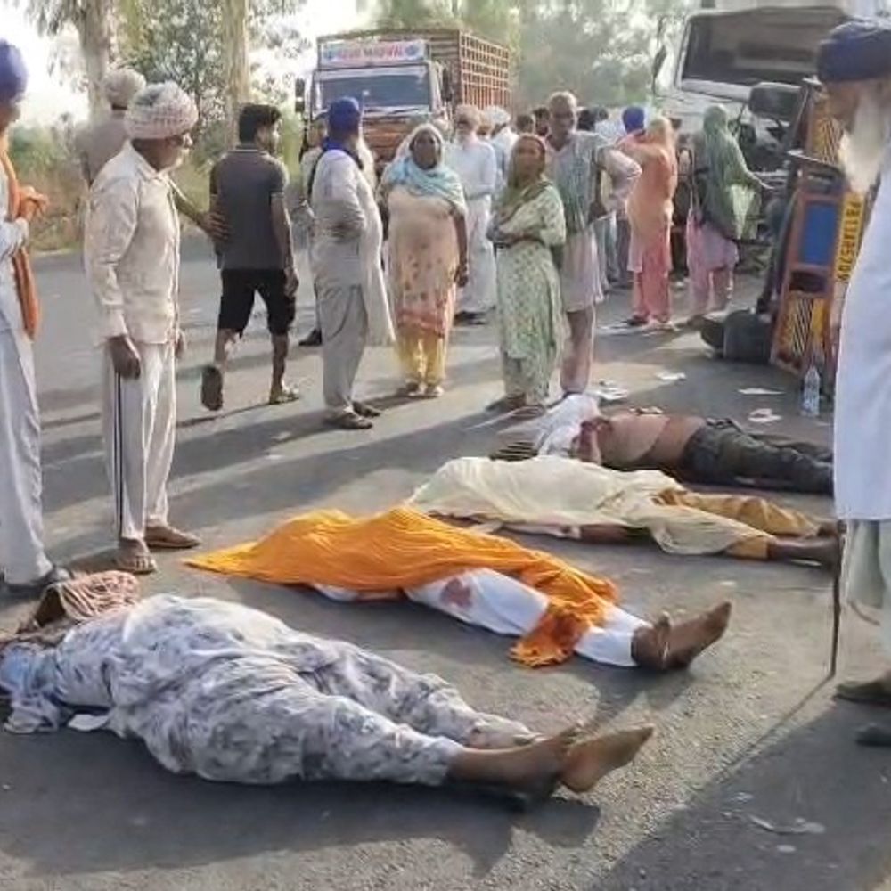 पिकअप और ट्राले की टक्कर, 8 लोगों की मौत:9 की हालत गंभीर, फाजिल्का से अस्थियां विसर्जित करने जा रहा था परिवार