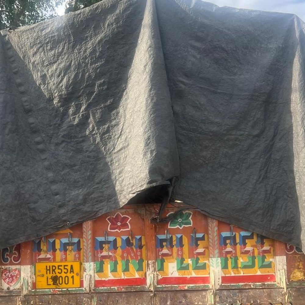 नूंह में पुलिस ने नकली खाद से भरा ट्रक पकड़ा:300 कट्टे बरामद, किसानों को सप्लाई के लिए लाया गया, पांच लोगों पर FIR